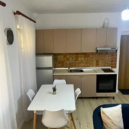 Apartament Fredi *